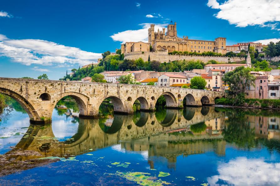 Oude brug en kathedraal in Béziers